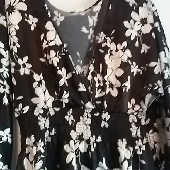 Silk flower blouse - Picture 2 of 5